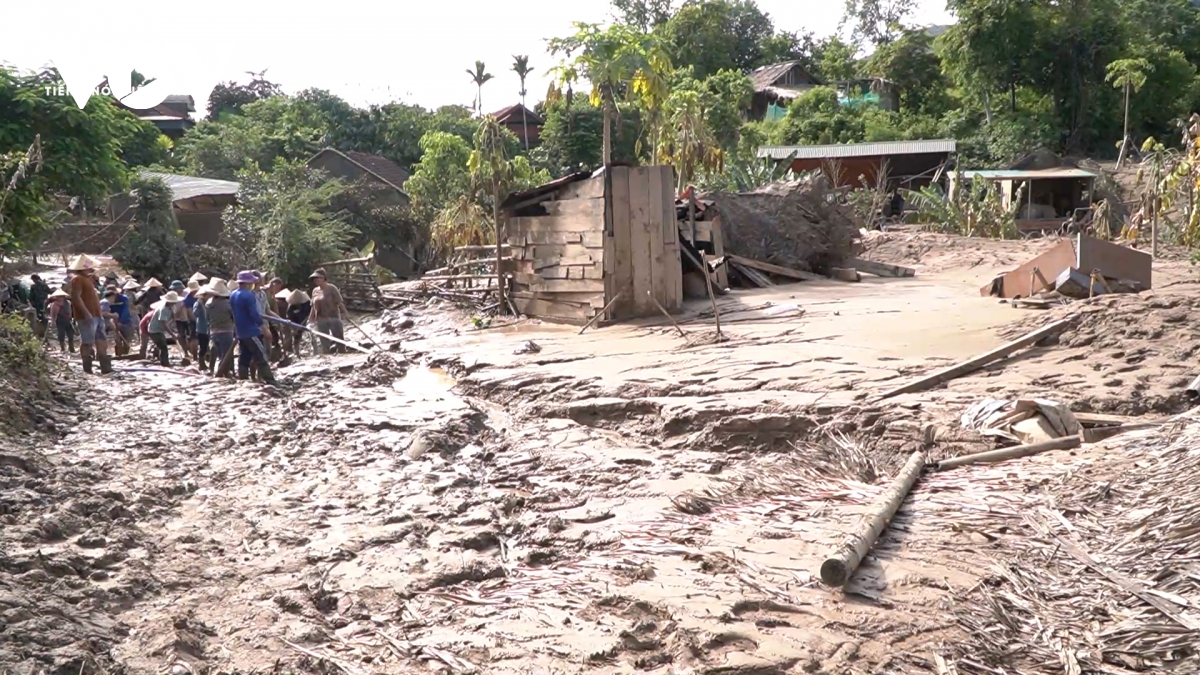 Bản làng bị cô lập vẫn ngập trong bùn đất sau lũ ở Nghệ An